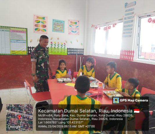 Babinsa Ratu Sima Dampingi Distribusi Makanan Bergizi Gratis, Ribuan Pelajar dan Warga Terbantu
