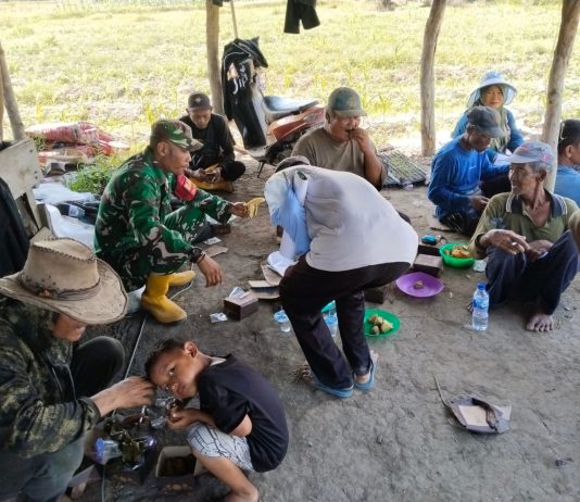 Pererat Kedekatan dengan Warga, Babinsa Sungai Sembilan Aktif Laksanakan Komsos di Wilayah Binaan