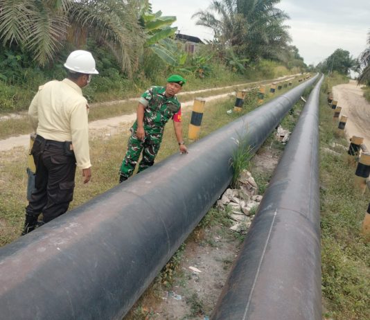 Babinsa Koramil 01/Dumai Bersama Pertamina Hulu Rokan Patroli dan Sosialisasi Pengamanan Jalur Pipa Minyak di Kota Dumai