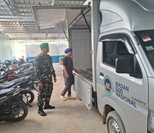 Babinsa Kelurahan Bukit Timah Koramil 01/Dumai Dampingi Penyaluran 2.745 Porsi Makanan Bergizi Gratis untuk Pelajar dan Masyarakat di Dumai