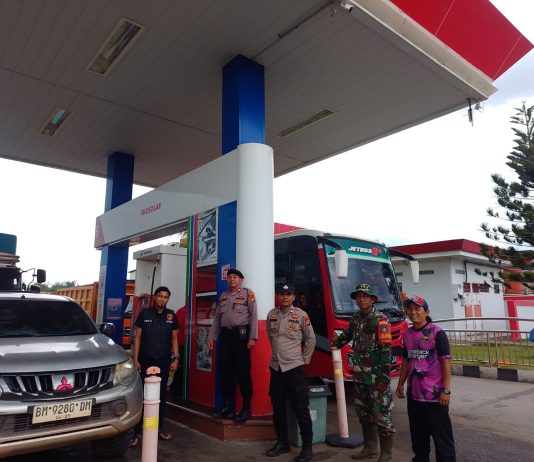 Babinsa Kelurahan Mundam Koramil 02/Bukit Kapur Lakukan Pemantauan SPBU 14.288.659 di Medang Kampai, Pastikan Antrean Lancar dan Situasi Kamtibmas Tetap Kondusif