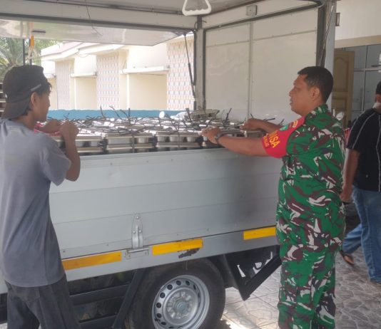 Babinsa Koramil 01/Dumai Dampingi Penyaluran 2.480 Porsi Makan Bergizi Gratis untuk Pelajar dan Masyarakat di Tanjung Palas dan Jaya Mukti