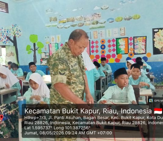 Babinsa Bukit Kapur Dampingi Penyaluran Makan Bergizi Gratis untuk 1.719 Siswa di Dumai