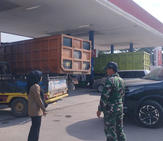 Babinsa Koramil 03/Sungai Sembilan Pantau Distribusi BBM di SPBU Lubuk Gaung, Pastikan Stok Aman dan Pelayanan Lancar
