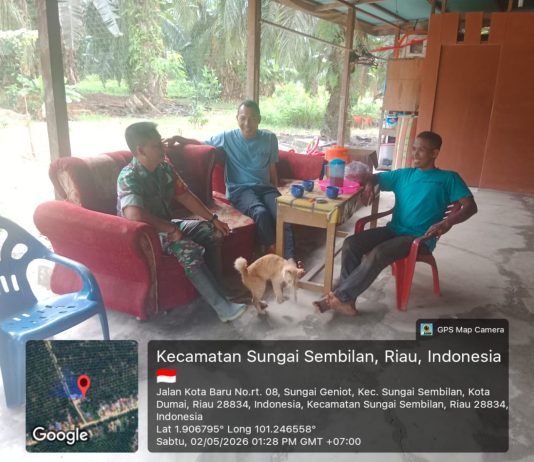 Babinsa Sungai Geniot Pererat Silaturahmi dengan Warga Melalui Komsos