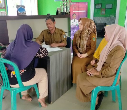 Babinsa Koramil 03/Sungai Sembilan Pererat Silaturahmi Melalui Komsos Bersama Aparatur Kelurahan dan Warga Binaan