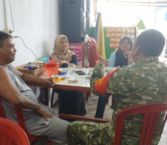Babinsa Koramil 02/Bukit Kapur Gelar Komsos di Pelintung, Ajak Warga Jaga Keamanan dan Cegah Kenakalan Remaja