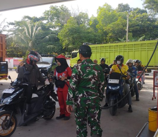 Babinsa Koramil 03/Sungai Sembilan Pantau Distribusi BBM di SPBU Lubuk Gaung, Situasi Aman dan Lancar