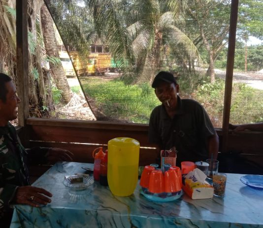 Babinsa Koramil 03/Sungai Sembilan Pererat Silaturahmi Lewat Komsos Bersama Warga Basilam Baru