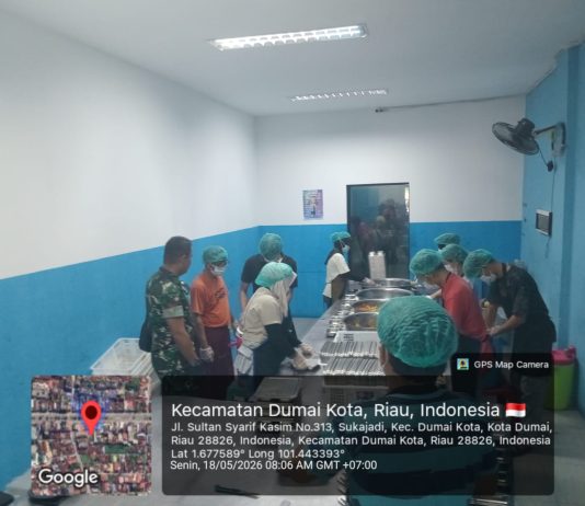 Babinsa Koramil 01/Dumai Dampingi Penyaluran Makanan Bergizi Gratis untuk Ribuan Pelajar dan Masyarakat