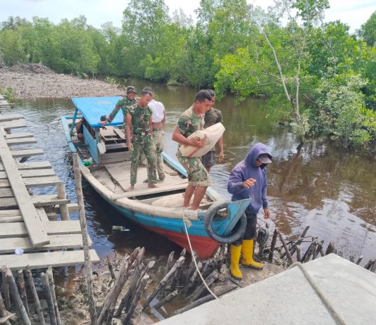 Kodim 0320/Dumai Bersama Warga Kebutan Pembangunan Jembatan Gantung Garuda Penghubung Tanjung Penyebal dan Basilam Baru