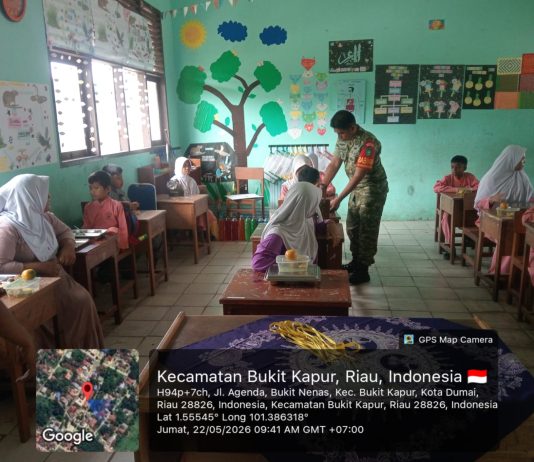 Babinsa Koramil 02/Bukit Kapur Dampingi Program Makanan Bergizi Gratis untuk Ratusan Pelajar