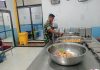 Babinsa Koramil 02/Bukit Kapur Dampingi Penyaluran 2.697 Porsi Program Makanan Bergizi Gratis untuk Pelajar