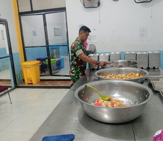 Babinsa Koramil 02/Bukit Kapur Dampingi Penyaluran 2.697 Porsi Program Makanan Bergizi Gratis untuk Pelajar