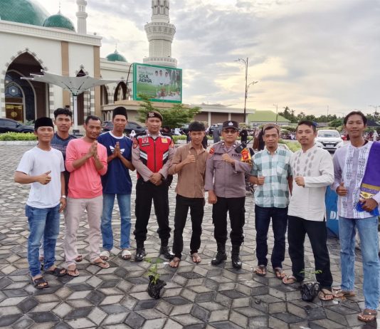 Polsek Dumai Timur Bagikan “THR Tanaman Hari Raya” kepada Jemaah Idul Adha, Dukung Program Green Policing 2026