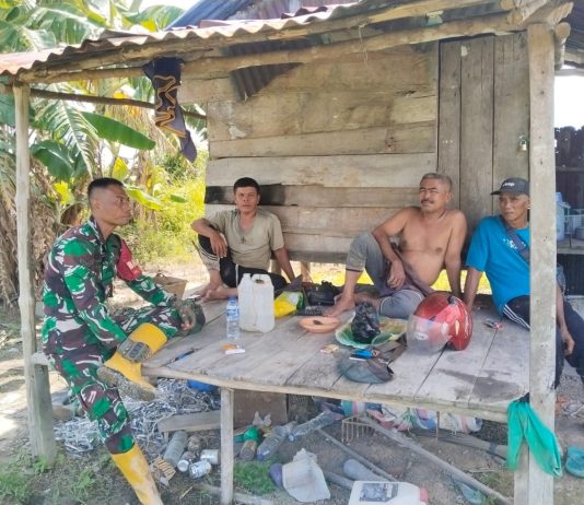 Babinsa Koramil 03/Sungai Sembilan Pererat Silaturahmi Melalui Komsos, Perkuat Kemanunggalan TNI dengan Rakyat
