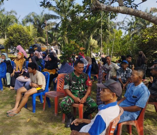 Babinsa Lubuk Gaung Perkuat Kemanunggalan TNI-Rakyat Melalui Komunikasi Sosial Bersama Warga