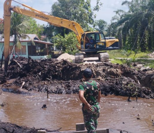 Koramil 03/Sungai Sembilan Pantau Progres Pembangunan Jembatan Armco, Perkuat Akses dan Mobilitas Warga