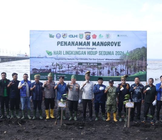 Kapolda Riau Pimpin Penanaman Mangrove di Dumai, Perkuat Komitmen Polri dalam Pelestarian Lingkungan