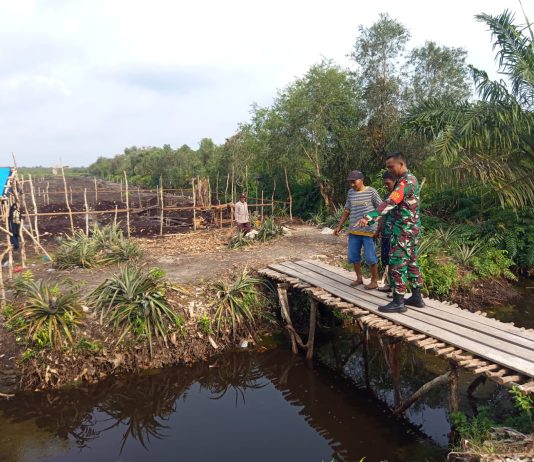 Babinsa Bagan Keladi Gencarkan Patroli Karhutla dan Sosialisasi Pencegahan Banjir kepada Warga
