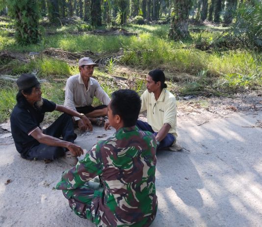 Babinsa Koramil 03/Sungai Sembilan Pererat Silaturahmi Melalui Komunikasi Sosial Bersama Warga Lubuk Gaung