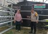 Bhabinkamtibmas Teluk Binjai dan Petani Lakukan Pengecekan Pakcoy, Dukung Program Ketahanan Pangan Nasional