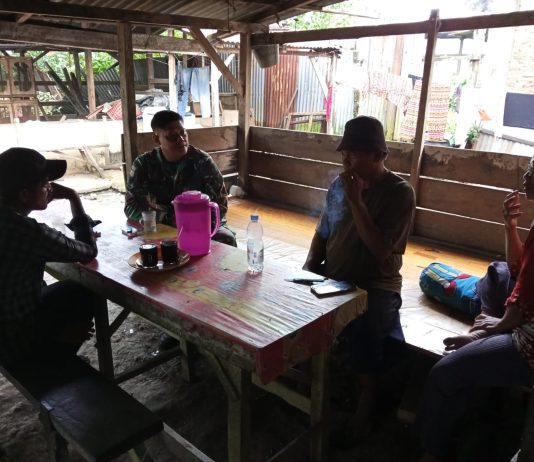 Pererat Kemanunggalan TNI dan Rakyat, Babinsa Lubuk Gaung Aktif Gelar Komsos dengan Warga