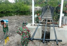 Pembangunan Jembatan Gantung Garuda di Sungai Sembilan Terus Dikebut, Koramil 03 Lanjutkan Tahap Konstruksi