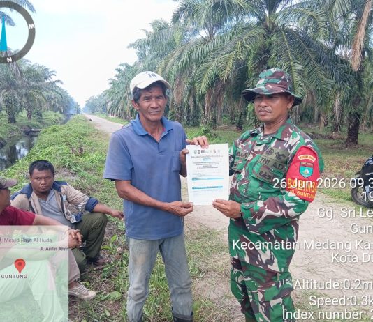 Babinsa Guntung Sosialisasikan Maklumat Forkopimda Riau, Ajak Warga Cegah Karhutla