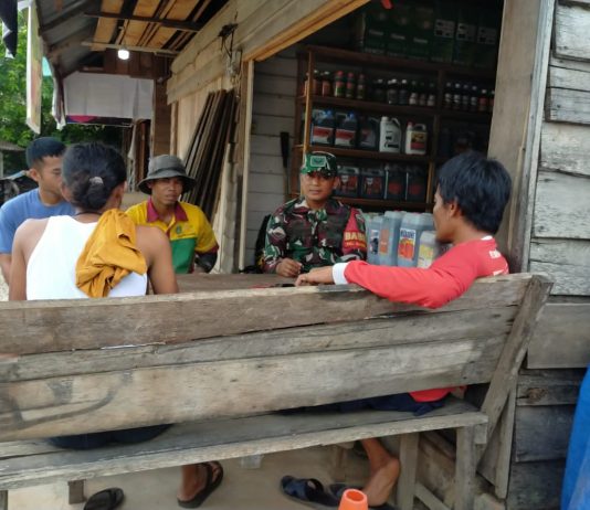Babinsa Bangsal Aceh Perkuat Kemanunggalan TNI-Rakyat Lewat Komsos Bersama Warga