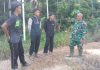 Babinsa Koramil 03/Sungai Sembilan Dampingi Petani Siapkan Lahan Budidaya Melon di Tanjung Penyembal