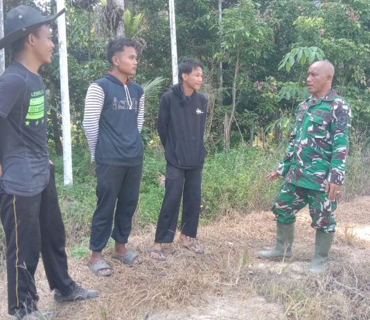 Babinsa Koramil 03/Sungai Sembilan Dampingi Petani Siapkan Lahan Budidaya Melon di Tanjung Penyembal