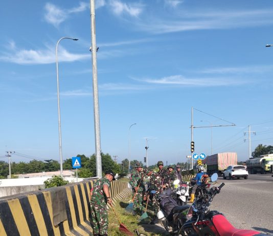TNI-Polri, Pemerintah dan Warga Gotong Royong Bersihkan Jalan Exit Tol Soekarno Hatta di Bukit Kapur