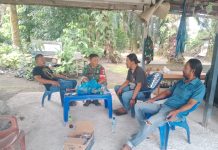 Pererat Silaturahmi dengan Warga, Babinsa Sungai Geniot Aktif Gelar Komsos