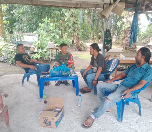 Pererat Silaturahmi dengan Warga, Babinsa Sungai Geniot Aktif Gelar Komsos