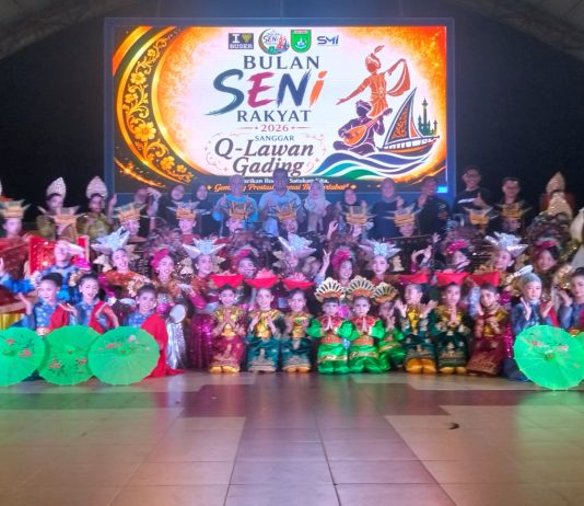 Penampilan Sanggar Kilauan Gading Memukau Ratusan Pengunjung di Bulan Seni Rakyat Dumai