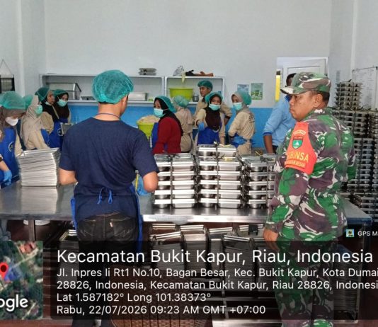 Babinsa Koramil 02/Bukit Kapur Dampingi Penyaluran 2.208 Porsi Makan Bergizi Gratis di Dumai