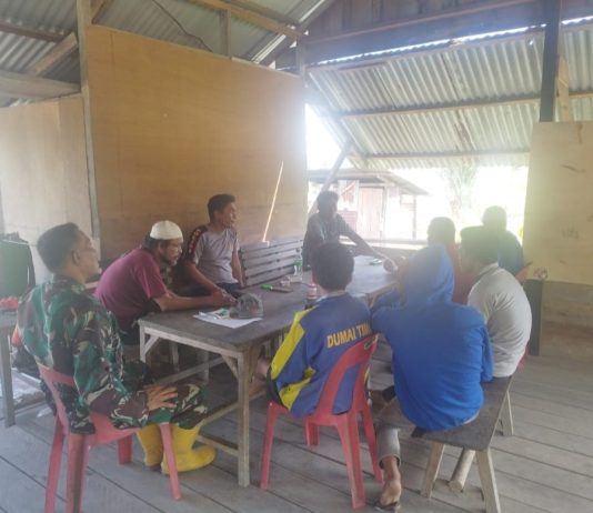 Babinsa Koramil 03/Sungai Sembilan Pererat Silaturahmi dengan Tokoh Masyarakat melalui Komsos