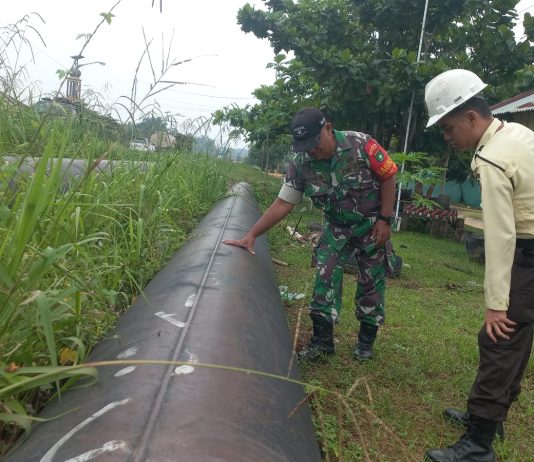 Babinsa Koramil 02/Bukit Kapur dan Security PHR Patroli Terpadu Amankan Jalur Pipa Minyak
