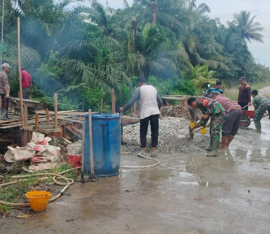 Pengecoran Jembatan Beton Tahap V di Jalan Idris Terus Dikebut, Dandim 0320/Dumai: Wujud Pengabdian TNI untuk Masyarakat