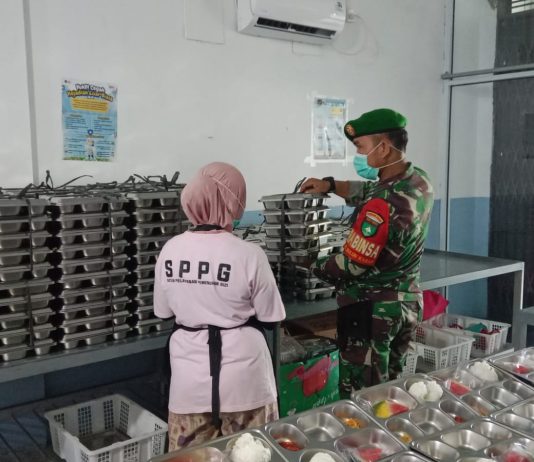 Babinsa Koramil 01/Dumai Dampingi Distribusi Makanan Bergizi Gratis untuk 2.118 Penerima Manfaat di Buluh Kasap