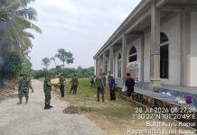 Peringati HUT Kodam I/Bukit Barisan 2026, Koramil 02/Bukit Kapur Gotong Royong Bersihkan Masjid Al-Muqorrobin