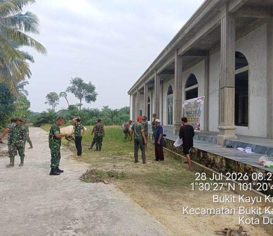 Peringati HUT Kodam I/Bukit Barisan 2026, Koramil 02/Bukit Kapur Gotong Royong Bersihkan Masjid Al-Muqorrobin