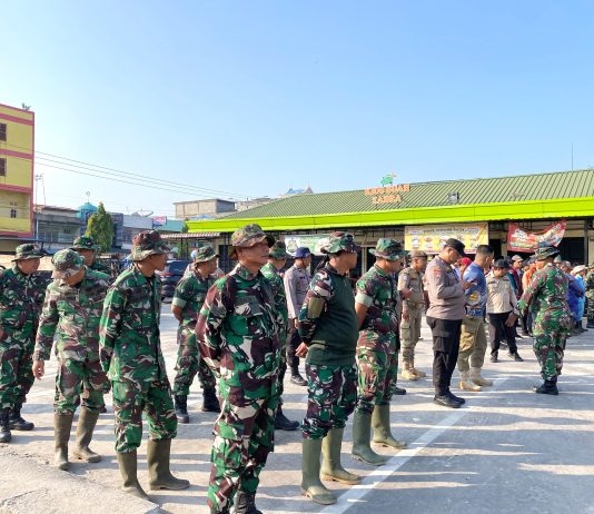 Peringati HUT ke-69 Kodam I/BB, Dandim Herman Santoso Pimpin Semangat Gotong Royong Bersihkan Pasar Bunda Sri Mersing