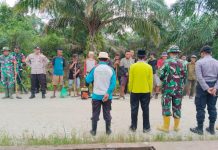 Peringati HUT Kodam XIX/Tuanku Tambusai 2026, Koramil 03/Sungai Sembilan Gotong Royong Bersihkan Saluran Air di Bangsal Aceh