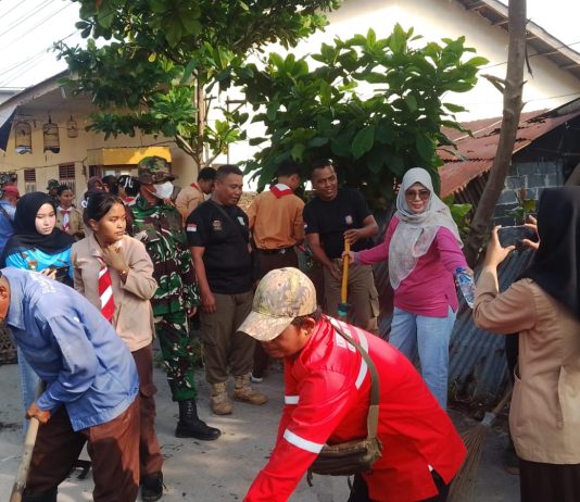 Semarak HUT ke-1 Kodam XIX/Tuanku Tambusai, Kodim 0320/Dumai Gelar Karya Bakti Bersihkan Pasar Bunda Sri Mersing