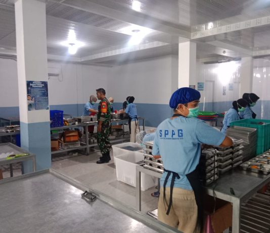 Babinsa Koramil 01/Dumai Kawal Distribusi Makanan Bergizi Gratis untuk 2.118 Pelajar di Buluh Kasap