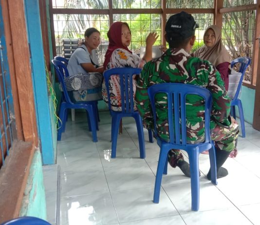 Perkuat Silaturahmi, Babinsa Koramil 03/Sungai Sembilan Gelar Komsos Bersama Warga Lubuk Gaung