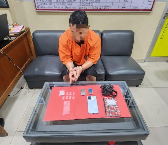 SATRESNARKOBA POLRES DUMAI GEREBEK RUMAH PENGEDAR SHABU DI BUKIT KAPUR, DELAPAN PAKET SHABU DAN ALAT TRANSAKSI DIAMANKAN