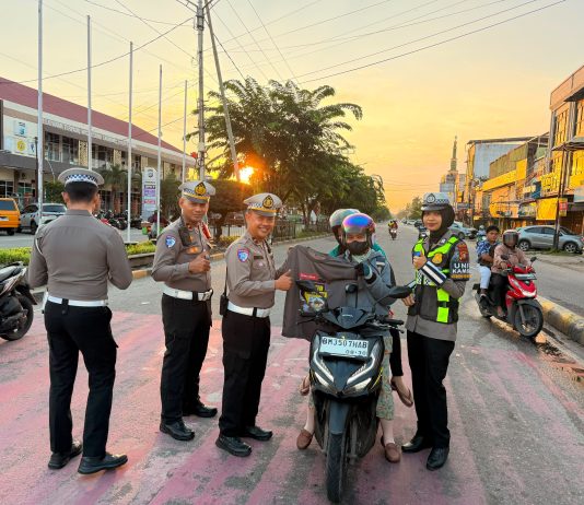 PENDEKATAN HUMANIS SAT LANTAS POLRES DUMAI, KAMPANYE KESELAMATAN BERLALU LINTAS HADIRKAN EDUKASI LANGSUNG DI TENGAH MASYARAKAT